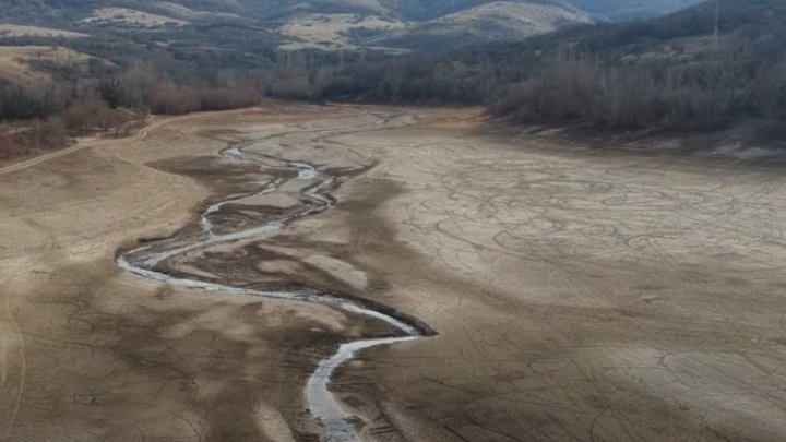 С высоты напоминает лужу: под Симферополем пересохло водохранилище (ВИДЕО)