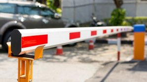 Скандал из-за шлагбаума: жители одной из столичных улиц решили оградить себя от чужих машин, мэрия недовольна