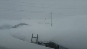 "Пытаюсь откопать окно": дома на Сахалине засыпало снегом по крыши