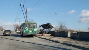 Сильный ветер обрушил в столице две остановки общественного транспорта (ВИДЕО)
