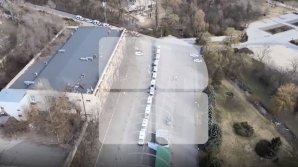 ВИДЕО ДНЯ: В Кишинёве сняли с дрона длинную очередь из машин скорой помощи