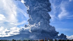 Вулкан Синабунг в Индонезии выбросил столб дыма на высоту 5 километров (ВИДЕО)