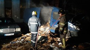 В Кишиневе сгорели два припаркованных микроавтобуса: пожар тушили около двух с половиной часов (ВИДЕО)