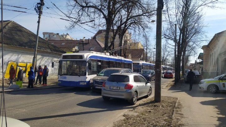 В столице мужчина за рулем "Теслы" попал в аварию: из-за ДТП почти два часа не ездили троллейбусы