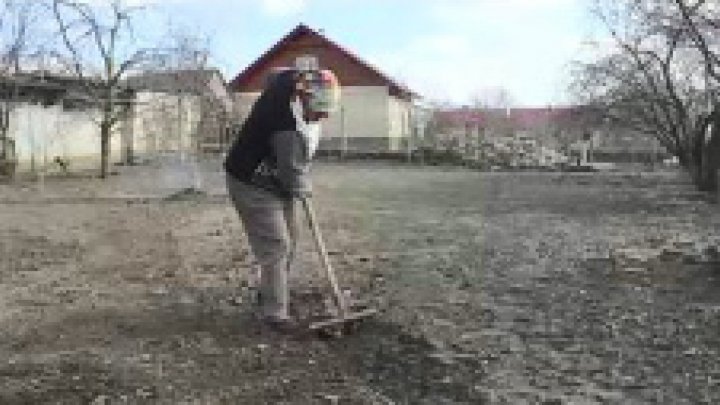 8 марта в сёлах. Мужчины отмечают в баре, женщины  - в огороде или в поле: "Там наше СПА"