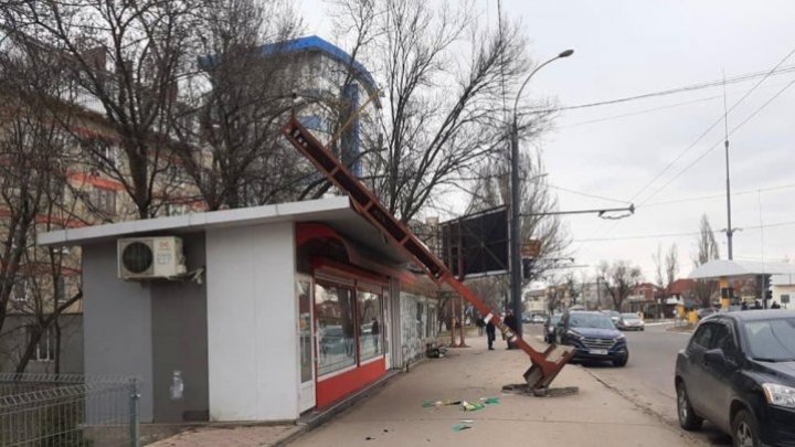 Панно рухнуло на киоск, дерево раздавило машину: последствия сильного ветра в Кишиневе (ФОТО)