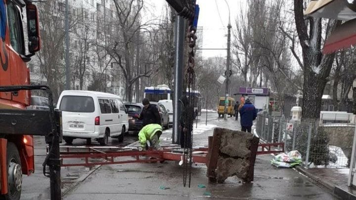 Панно рухнуло на киоск, дерево раздавило машину: последствия сильного ветра в Кишиневе (ФОТО)