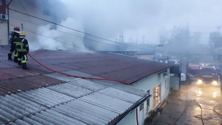 На рынке в Кишинёве загорелся склад (ВИДЕО)