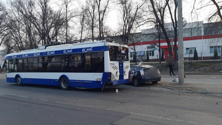 ДТП в Кишинёве: на Чеканах столкнулись троллейбус и такси (ФОТО)