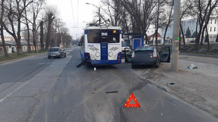 ДТП в Кишинёве: на Чеканах столкнулись троллейбус и такси (ФОТО)