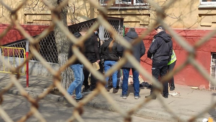 В Одессе возе школы нашли тело пожилой женщины, завернутое в пакет (ФОТО, ВИДЕО)