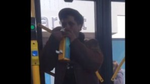 Ты не ты, когда мучает жажда: в столичном троллейбусе пьяница глотнул санитайзер (ВИДЕО)