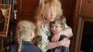 Стихи, цветы, открытки и торт: семья поздравила Аллу Пугачеву с днем рождения (ВИДЕО)