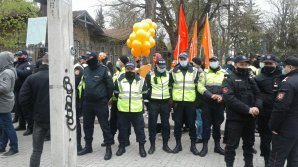 Страсти накаляются: между протестующими у КС разместили полицейский кордон (ВИДЕО)
