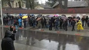 Протест у здания Конституционного суда: десятки человек выразили несогласие с вотумом недоверия трем судьям КС