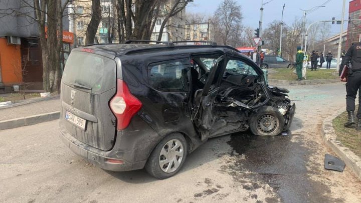 На Рышкановке столкнулись три автомобиля: среди пострадавших есть ребёнок