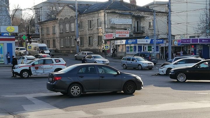 В столице автомобиль карабинеров попал в аварию (ФОТО)