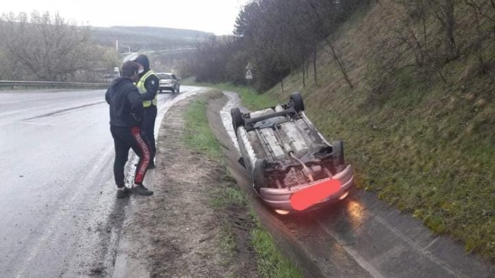 ДТП у села Фундул Галбеней: машина слетела в кювет и перевернулась (ФОТО)