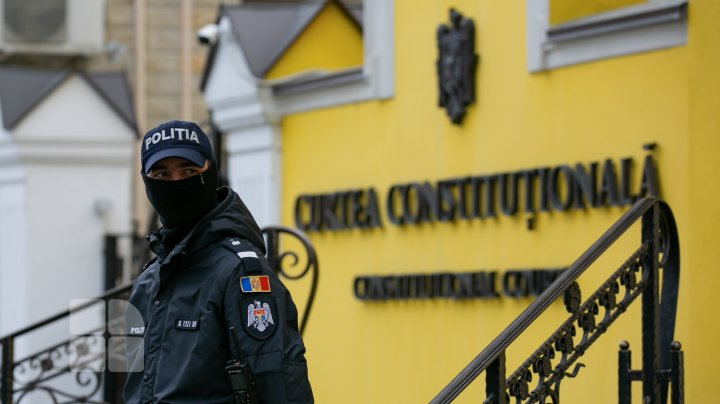 Протест в Кишинёве: сторонники ПДС собрались у Конституционного суда (ФОТО)