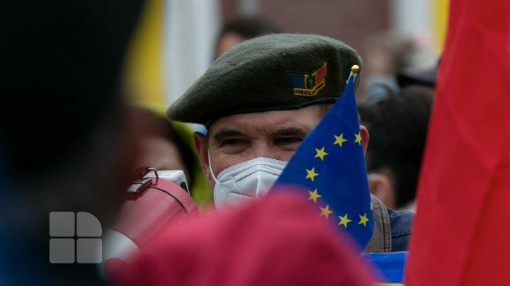 Протест в Кишинёве: сторонники ПДС собрались у Конституционного суда (ФОТО)