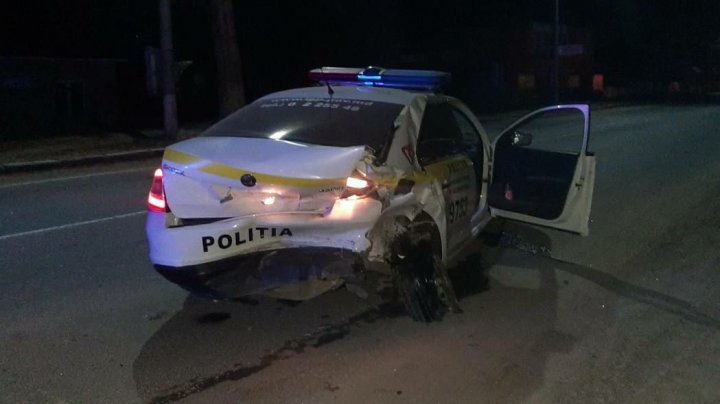 В Бельцах пьяный за рулём врезался в полицейских на обочине. Двое патрульных в тяжелом состоянии (ФОТО)