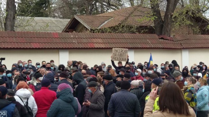 Протест в Кишинёве: сторонники ПДС собрались у Конституционного суда (ФОТО)