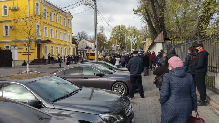 Протест в Кишинёве: сторонники ПДС собрались у Конституционного суда (ФОТО)