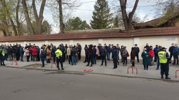 Протест в Кишинёве: сторонники ПДС собрались у Конституционного суда (ФОТО)