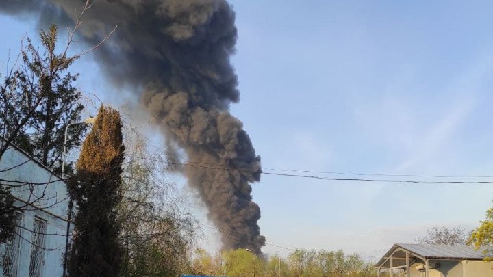 Сильный пожар на столичной улице Каля Басарабией: огонь охватил склад с краской (ФОТО)