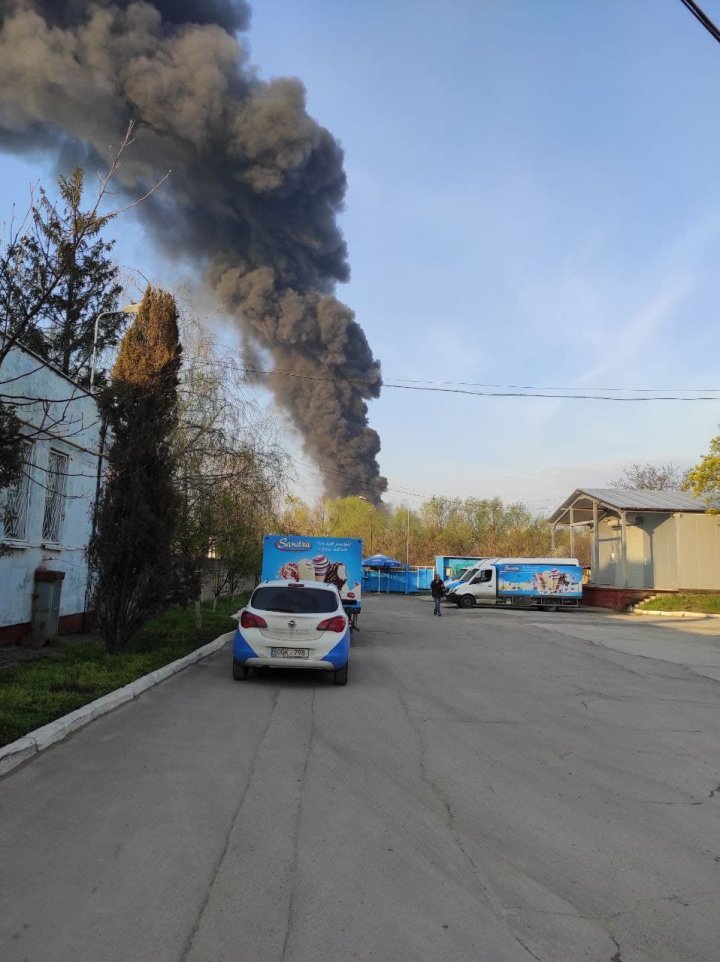 Сильный пожар на столичной улице Каля Басарабией: огонь охватил склад с краской (ФОТО)