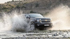 Из-за проливных дождей улицы превратились в реки: в Бельцах машины практически плывут по дороге (ВИДЕО)