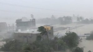 Порывы ветра до 155 км/час: на восточное побережье Индии обрушился циклон "Яас" (ВИДЕО)