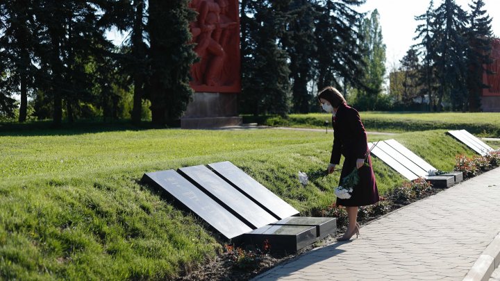 Президент Майя Санду возложила цветы к мемориалу "Вечность" в Кишинёве