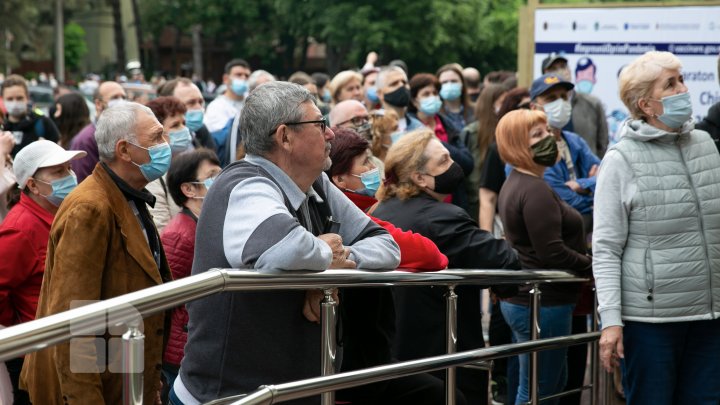 Второй марафон вакцинации в Кишинёве: "Я пришла в половине седьмого и была уже 380-й или 381-й в списке" (ФОТО)