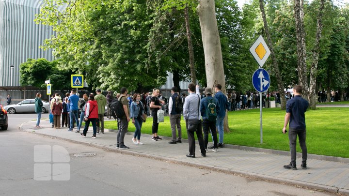 Второй марафон вакцинации в Кишинёве: "Я пришла в половине седьмого и была уже 380-й или 381-й в списке" (ФОТО)