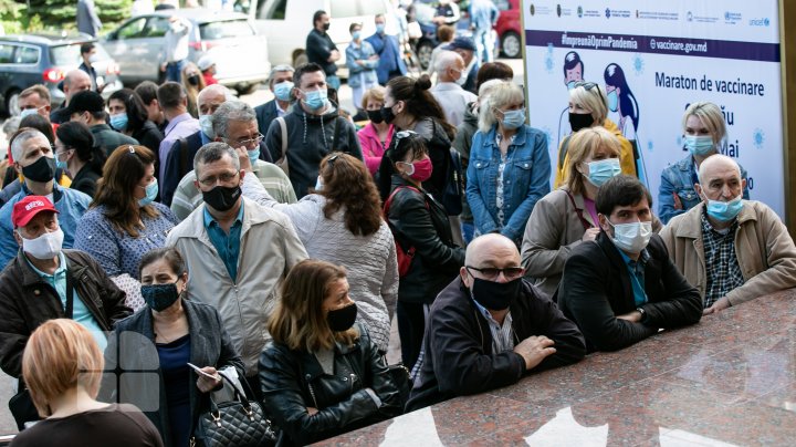 Второй марафон вакцинации в Кишинёве: "Я пришла в половине седьмого и была уже 380-й или 381-й в списке" (ФОТО)