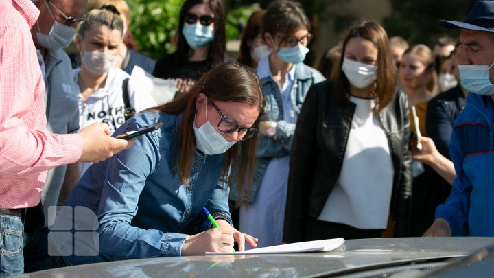 Второй марафон вакцинации в Кишинёве: "Я пришла в половине седьмого и была уже 380-й или 381-й в списке" (ФОТО)