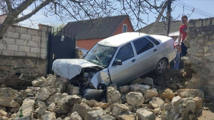 В Криулянском районе водитель на машине влетел в каменный забор частного дома (ФОТО)