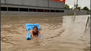 Керчь превратилась в Венецию: на Крымский полуостров обрушились дожди (ВИДЕО)