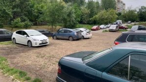 В столице порезали шины оставленных на парковке автомобилей