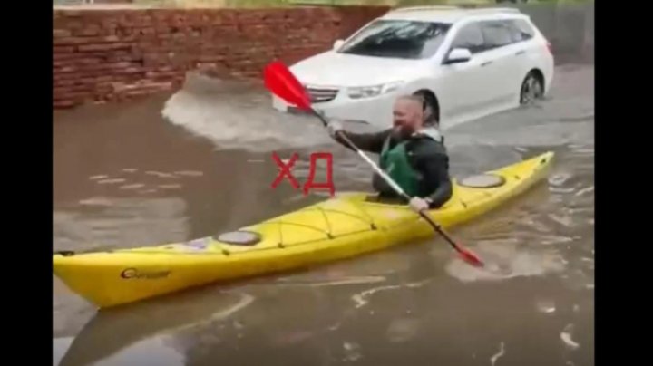 Поплыл на байдарке по улицам города: в Днепре мужчина показал, как передвигаться во время потопа (ВИДЕО)