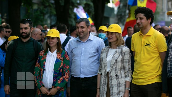 Протест у Центризбиркома: собравшиеся требуют увеличить число участков для голосования за границей (ФОТО)