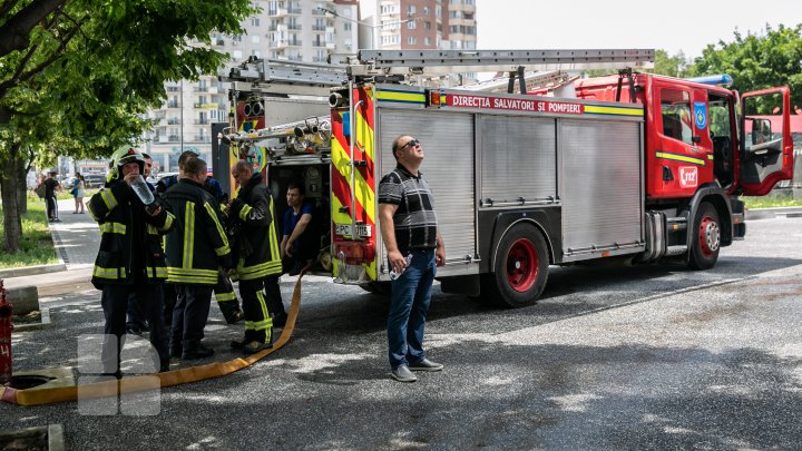 В столице загорелась новостройка (ФОТОРЕПОРТАЖ)