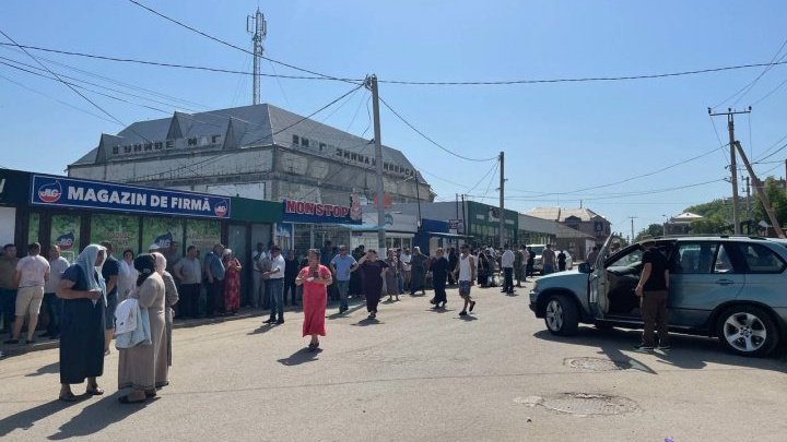 Продолжение скандала в Атаках: около 100 человек заблокировали улицу, на месте дежурит полиция (ФОТО)