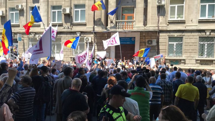 Протест у Центризбиркома: собравшиеся требуют увеличить число участков для голосования за границей (ФОТО)