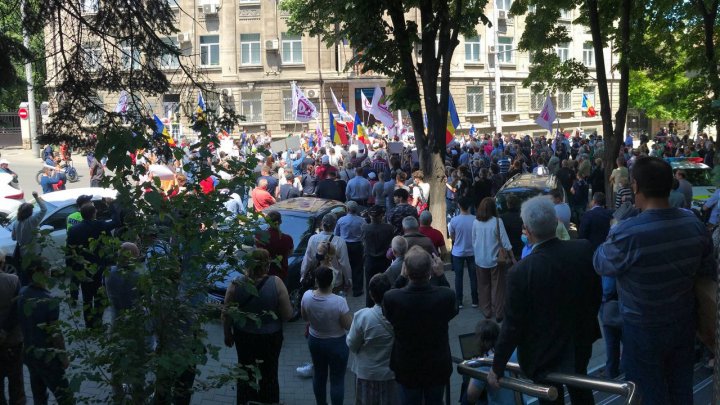 Протест у Центризбиркома: собравшиеся требуют увеличить число участков для голосования за границей (ФОТО)