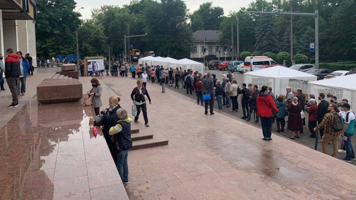 Быстрый старт: к 9 часам утра прививки во Дворце республики сделали более 1700 человек