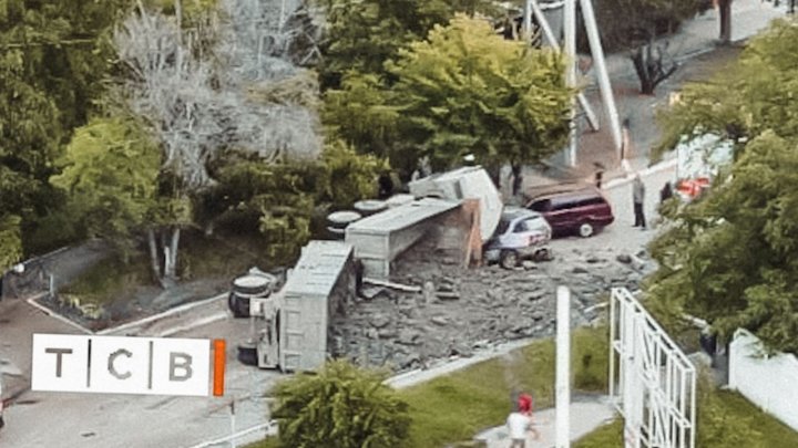 Страшные кадры из Бендер: груженый КАМАЗ протаранил и протащил автомобиль по улице (ВИДЕО)