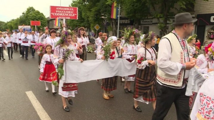 В Оргееве ярким парадом отметили День национального костюма