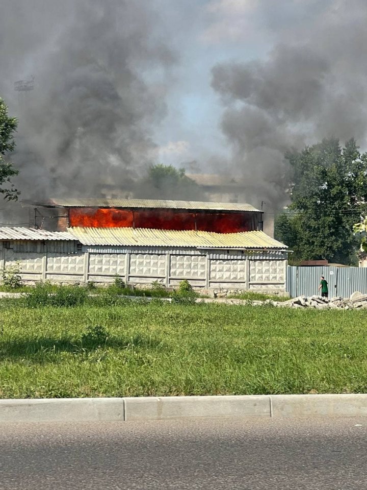 Поднялся густой дым: в столице загорелся склад, на месте работают пожарные (ФОТО, ВИДЕО)